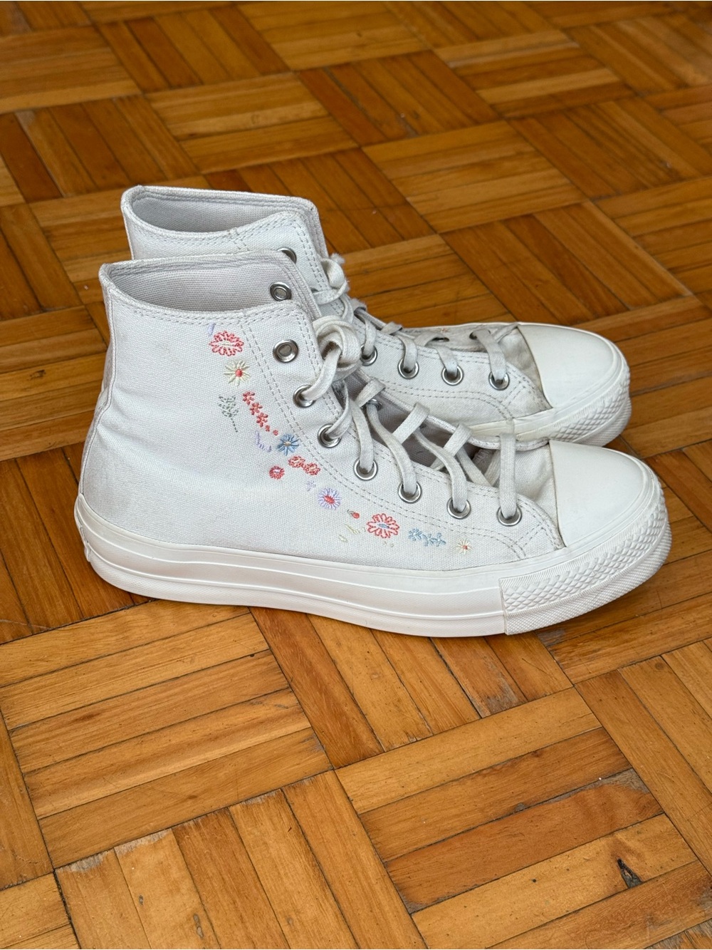 Women Converse Chuck Taylor High top edition “things to grow” size 8.5us